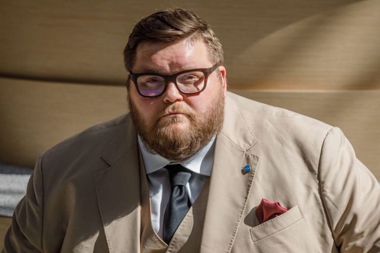 What developments can be seen in the electronics industry and economy in 2022?