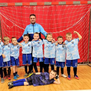 Incap Slovakia sponsoroi lasten jalkapallojoukkueen asuja